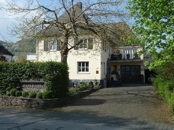 Das Foto zeigt die Zufahrt zum Weingut Grans-Fassian in Leiwen.