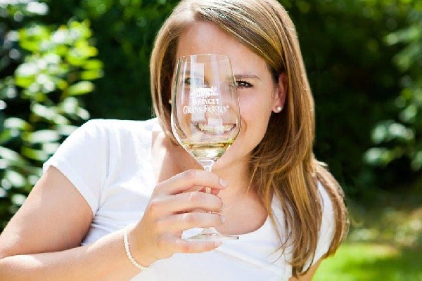 Das Bild zeigt Catherina Grans vom Weingut Grans-Fassian.