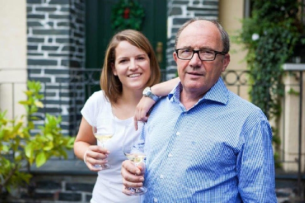 Das Foto zeigt Catherina und Gerhard Grans vor dem Eingang des Weinguts in Leiwen.