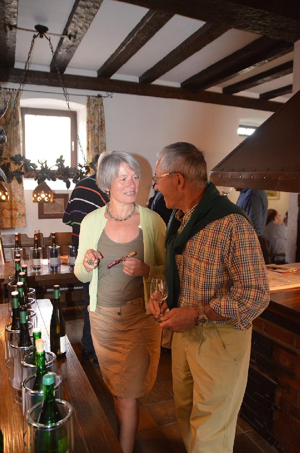 Das Foto zeigt Heike Friderichs bei der Jahrgangspräsentation 2015 auf dem Weingut Lindenhof.
