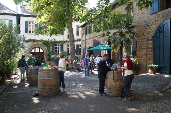 Das Bild zeigt den Innenhof des Weinguts Lindenhof in Forst.