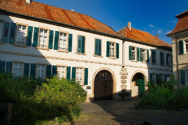 Das Bild zeigt das Weingutsgebäude mit markanter Doppeltoreinfahrt.