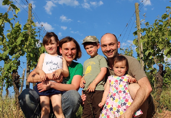 Das Foto zeigt Caroline Diel mit ihrem Ehemann Sylvain Taurisson-Diel und deren Kinder.