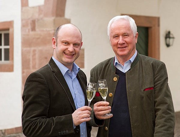 Das Foto zeigt Jürgen Decker und Ernst Möschle, Inhaber vom Weingut Eberstein in Gernsbach.