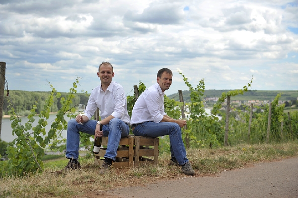 Das Foto zeigt Stefan und Daniel Huff, Inhaber des gleichnamigen Weinguts in Nierstein.