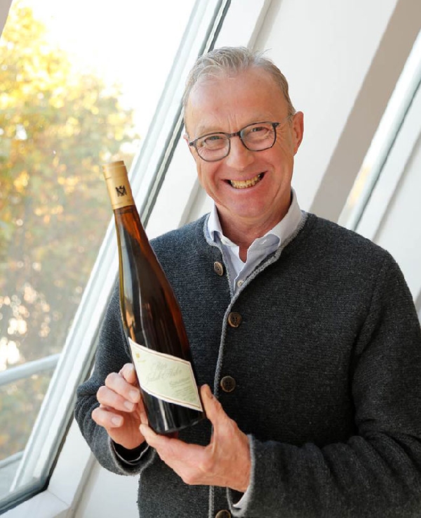 Das Foto zeigt Peter Jakob Kühn, der von der Redaktion des Gault&Millau WeinGuide 2016 zum Winzer des Jahres gekürt wurde.