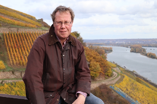 Das Foto zeigt Diplom-Weinbau-Ingenieur Tilbert Nägler, Inhaber und Kellermeister von Weingut Dr. Nägler in Rüdesheim am Rhein.