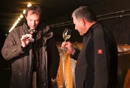 Das Foto zeigt Dr. Karsten Weyand, Geschäftsführer des Weinguts Friedrich-Wilhelm-Gymnasium, beim Verkosten eines Rieslings im Weinkeller des Weinguts in Trier.