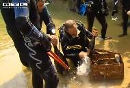 Das Foto zeigt Christian Ress bei der Bergung seiner Weine im Diezer See.