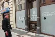 Das Foto zeigt den Eingang zur Balthasar Ress Weinbar und Vinothek.